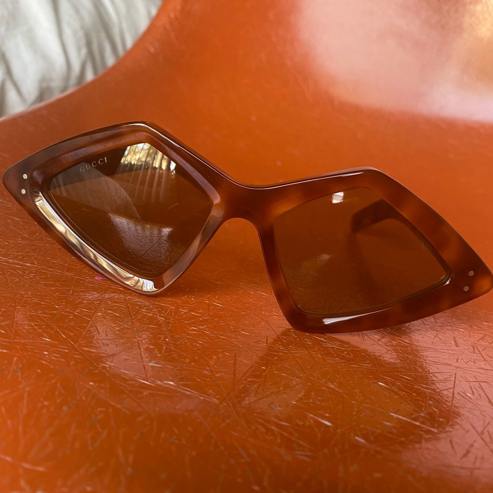 GUCCI DIAMOND FRAME TINTED SUNGLASSES